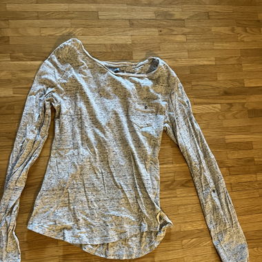 Grauer Pullover