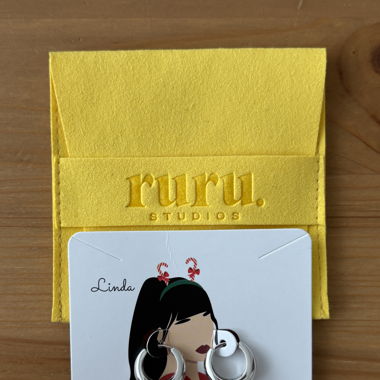 Ruru Ohrringe mit Steinchen