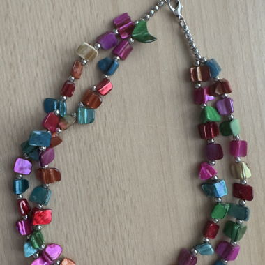 Collier mit mehrreihigen farbigen Perlen