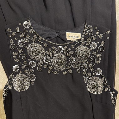 Vestito elegante nero con dettagli argento 