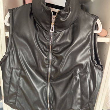 Bershka Puffer Weste in Leder-Optik, Schwarz, XS