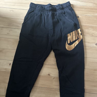 Training Nike noir et doré 