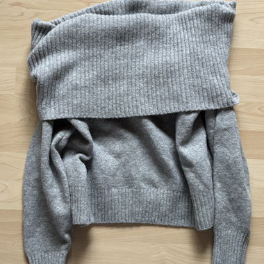 Grauer Strickpullover