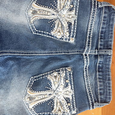 Jeans decorati con ricamo