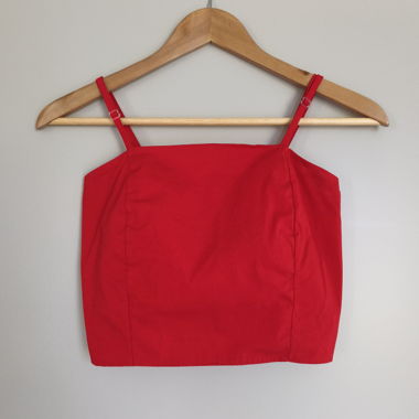 Rotes Top mit Trägern