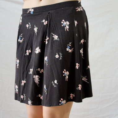 Jupe courte noire à motif floral