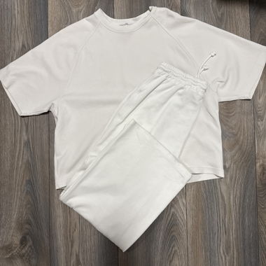 Weisses T-Shirt- und Hosen-Set