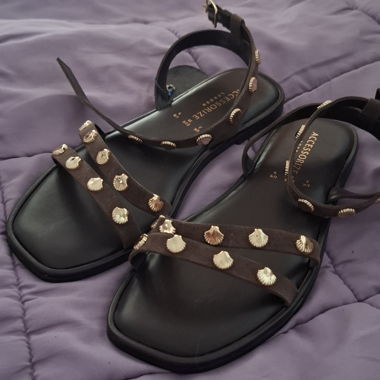 Women’s sandals with seashell decoration. Price negotiable