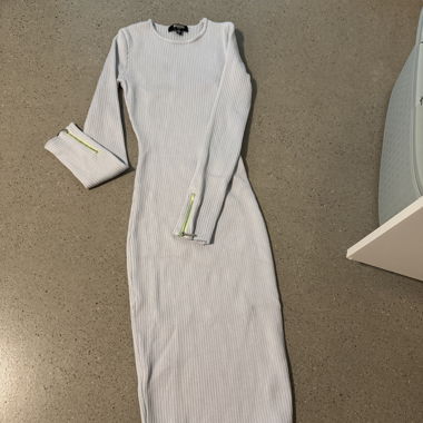 Robe midi côtelée avec fermeture éclair