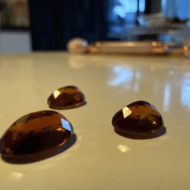 Trois pierres couleur ambre de quartz citrin