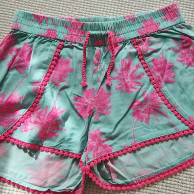 Short turchese con stampa di palme rosa