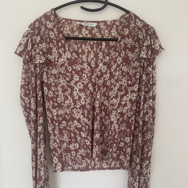 Blusa floreale con volant