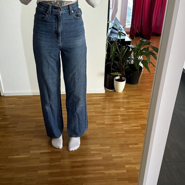 levis high waisted wide leg, W26 L31