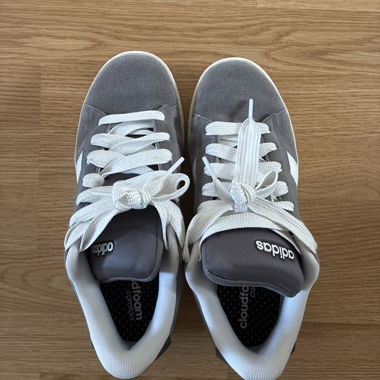 Graue Adidas-Sneaker