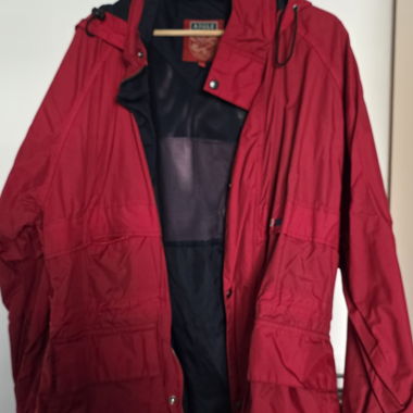 Rote AIGLE Regenjacke