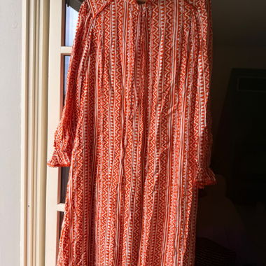 Gemustertes Kleid