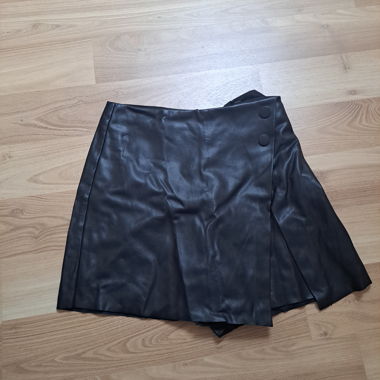 Stradivarius Shorts aus schwarzem Kunstleder