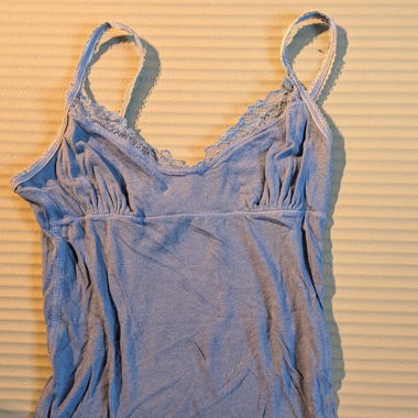 Top canottiera blu con design in pizzo