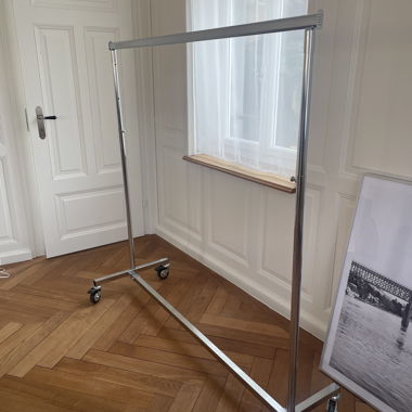 Chrom-Kleiderstange mit Rollen