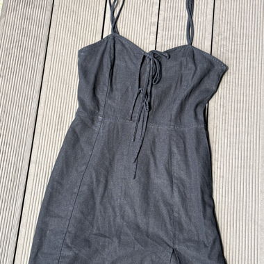 Robe noire à fines bretelles