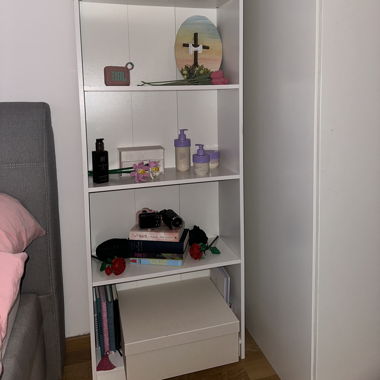 Weisses Bücherregal mit Einlegeböden
