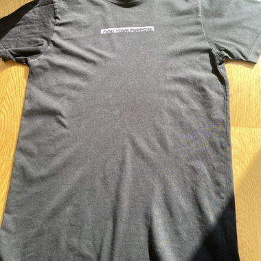 T-shirt nero con "Find Your Purpose" in viola