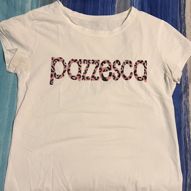 Maglietta bianca con scritta “pazzesca”