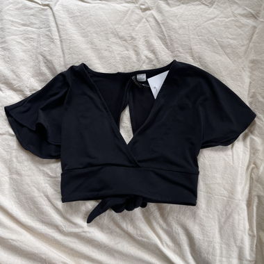 Top corto nero a portafoglio