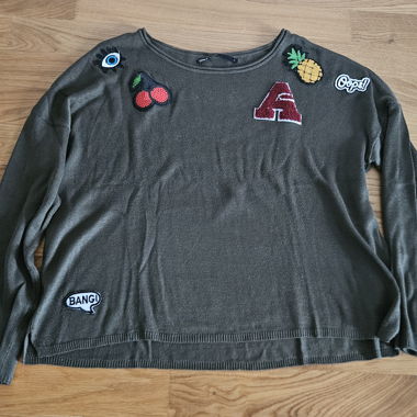 Maglione verde oliva con toppe cucite