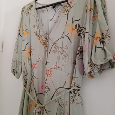 Abito portafoglio verde chiaro con stampa floreale