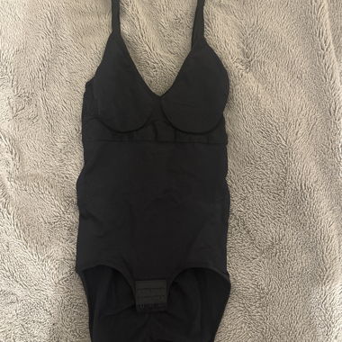 Body noir avec bonnets de soutien-gorge