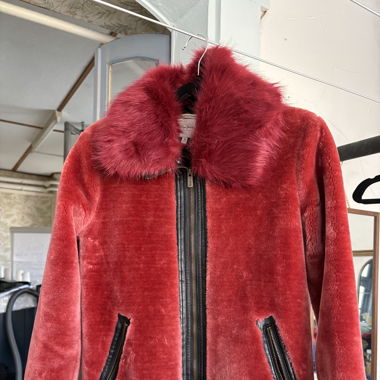 Manteau fourrure rouge 