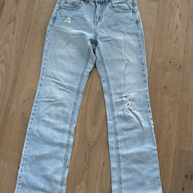 Jeans déchirés à lavage clair