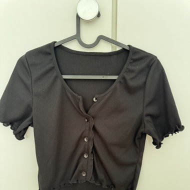 schwarzes Crop top mit Knöpfen