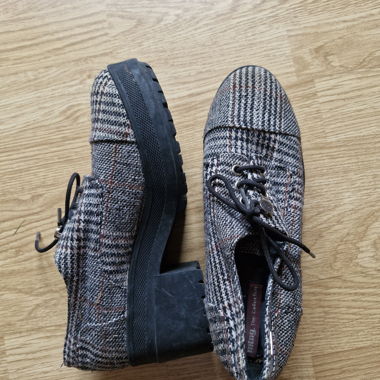 Chaussures à talon carré grise rayée