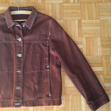Giacca in denim marrone con impunture a contrasto