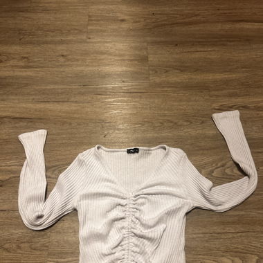 white long- sleeved shirt