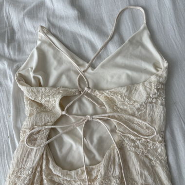 Robe longue asymétrique en dentelle crème