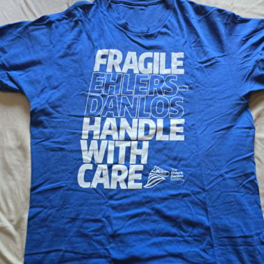 Blaues T-Shirt Ehlers-Danlos