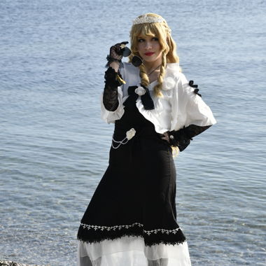 Schwarzes Kleid und Jacke