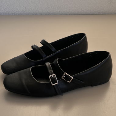 Schwarze Ballerinas mit doppeltem Riemen