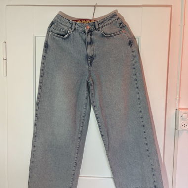 Jeans chiari dalla vestibilità corta