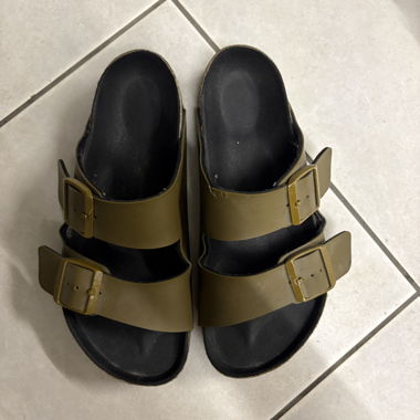 Sandali a due cinturini
