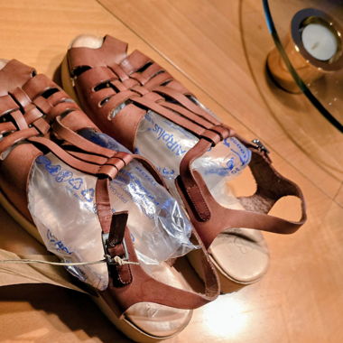 Neue braune Sandalen