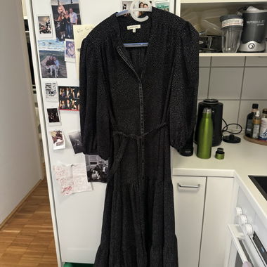 Schwarzes gepunktetes Kleid