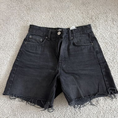 Kurze Jeans in Schwarz mit hoher Taille