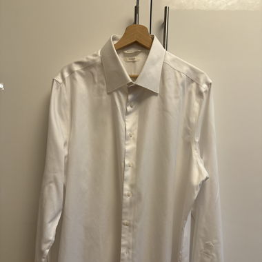 White shirt, traveler cut