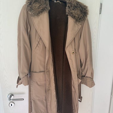 Manteau beige avec fausse fourrure