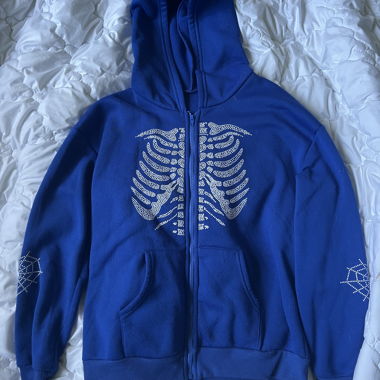 Hoodie bleu à fermeture éclair avec motif squelette