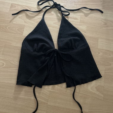 Haut noir à dos nu